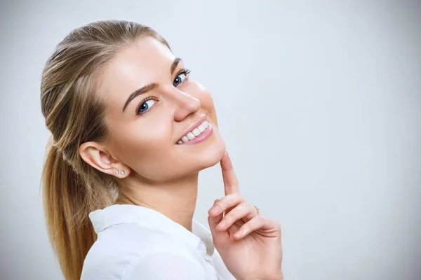 Attraktive kaukasische lächelnde Frau mit blonden Haaren. — Stockfoto