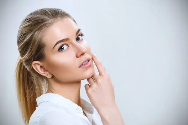 Attraente donna caucasica con capelli biondi . — Foto Stock