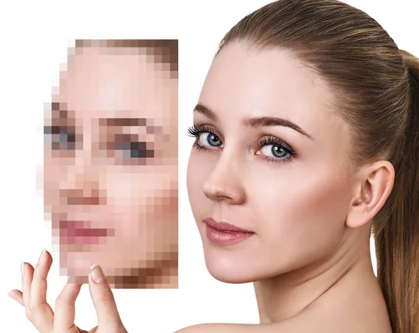 Junge Frau hält Pixelfoto nahe ihrem Gesicht. — Stockfoto