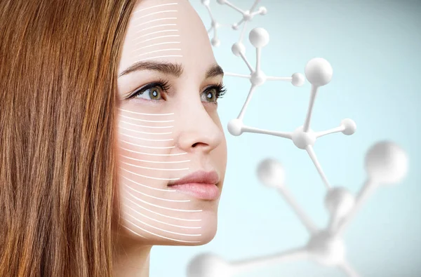 Женщина с подъемными линиями на лице возле белой молекулярной цепи . — стоковое фото