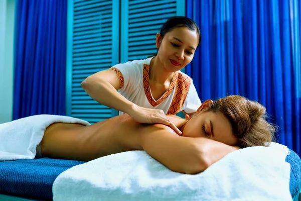 Mujer teniendo masaje con un aceite . — Foto de Stock