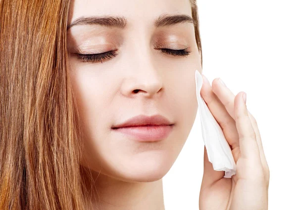 Jonge vrouw het schoonmaken van haar gezicht door servetten. — Stockfoto