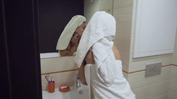 Pretty kvinna borsta tänderna och ser i mirrorr. — Stockvideo