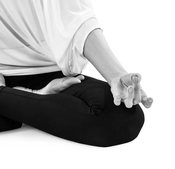 特写镜头上坐在瑜伽姿势的女选手 — 图库照片