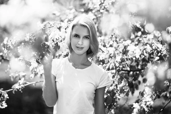 Junge schöne Frau posiert im grünen Park. — Stockfoto