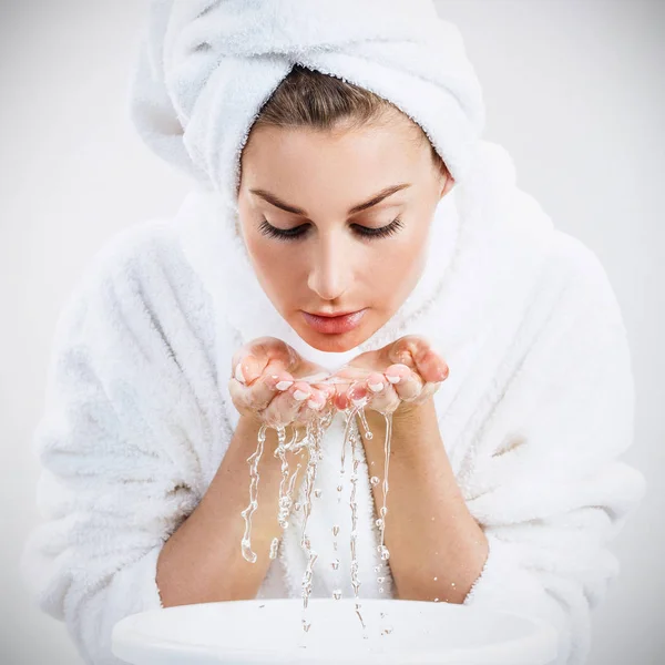 Junge Frau wäscht Gesicht mit sauberem Wasser. — Stockfoto