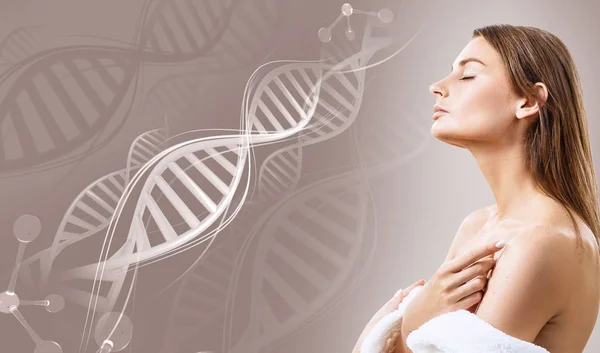 Αισθησιακό γυναίκα ανάμεσα σε λευκές αλυσίδες DNA. — Φωτογραφία Αρχείου