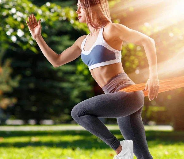 Jeune femme sportive faisant du jogging en plein air en été . — Photo