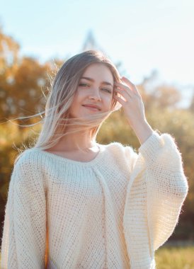 Pretty kız kamera poz ve güneşli sonbahar günü zevk.