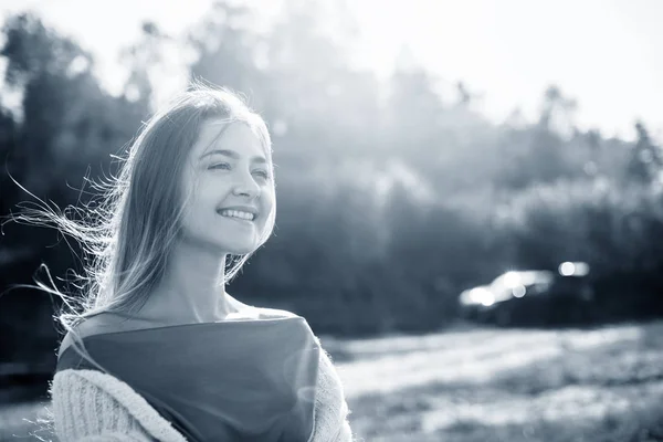 Chica bonita posando en la cámara y disfrutando de un día soleado de otoño . —  Fotos de Stock