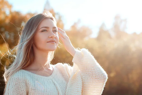 Chica bonita posando en la cámara y disfrutando de un día soleado de otoño . — Foto de Stock