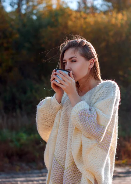 Hermosa mujer admiradora beber té caliente de la taza de termo —  Fotos de Stock