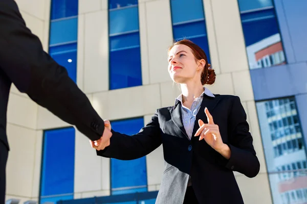 Üzlet nő és az ember kezet rázni a szabadban. Üzletiegyüttműködés-koncepció — Stock Fotó