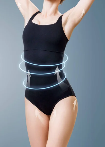 A karcsú női test ragyogó karikák az emelési hatást mutatják. — Stock Fotó