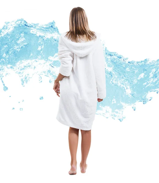 Vrouw in badjas over water splash achtergrond. — Stockfoto