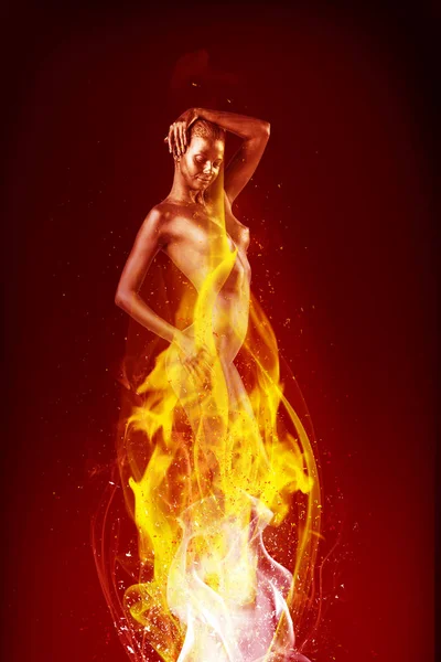 Szexi gyönyörű nő szikrákat a bőrön a tűz lángjai. — Stock Fotó