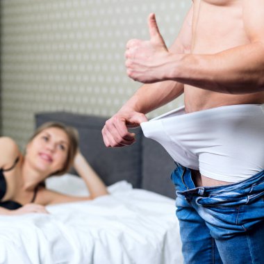 Genç kocası onun külot içine bakarak ve başparmak kadar gösterir.