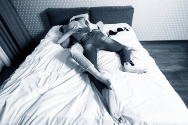 Yatakta oynayan genç çift üzerinde üst görünümü.