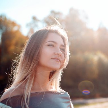 Pretty kız kamera poz ve güneşli sonbahar günü zevk.