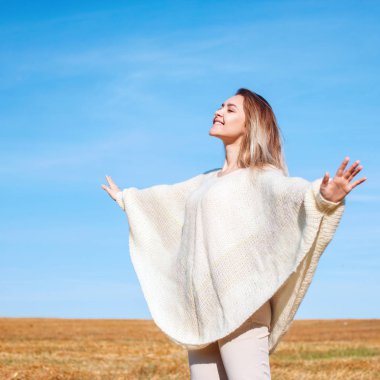 Sıcak sonbahar sezonunda sahada kaldırdı elleri ile neşeli kız.