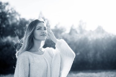 Pretty kız kamera poz ve güneşli sonbahar günü zevk.