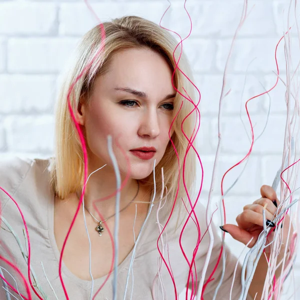 Mujer con vista sospechosa mirando hacia fuera sobre la decoración en el estudio . —  Fotos de Stock