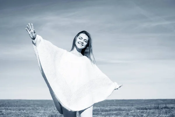 Chica alegre con las manos levantadas en el campo en la estación cálida de otoño . — Foto de Stock