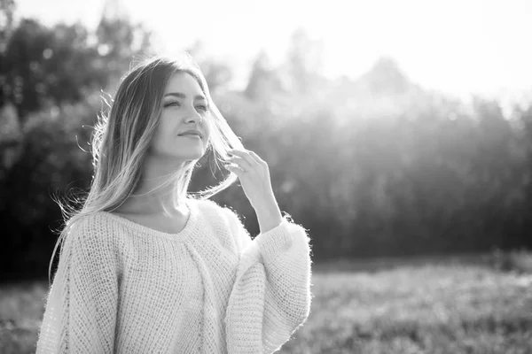 Chica bonita posando en la cámara y disfrutando de un día soleado de otoño . —  Fotos de Stock