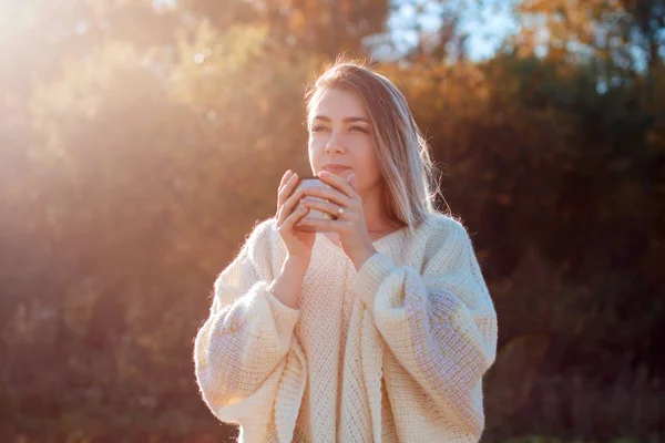 Krásná žena obdivným pití horkého čaje z termosky šálek — Stock fotografie