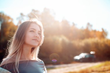 Pretty kız kamera poz ve güneşli sonbahar günü zevk.