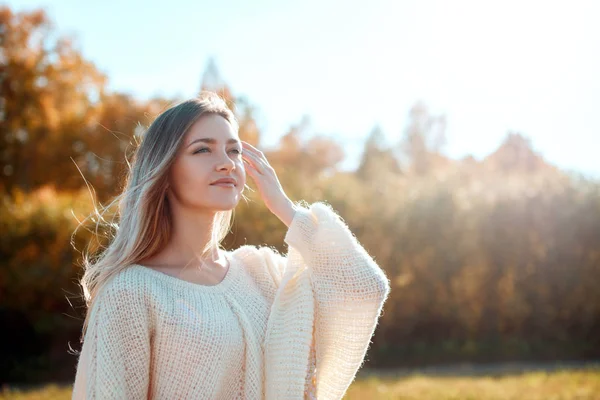 Chica bonita posando en la cámara y disfrutando de un día soleado de otoño . —  Fotos de Stock