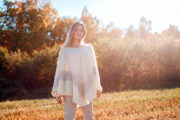 Hübsches Mädchen posiert vor der Kamera und genießt sonnigen Herbsttag. — Stockfoto