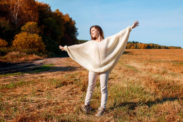 Chica alegre con las manos levantadas en el campo en la estación cálida de otoño . —  Fotos de Stock