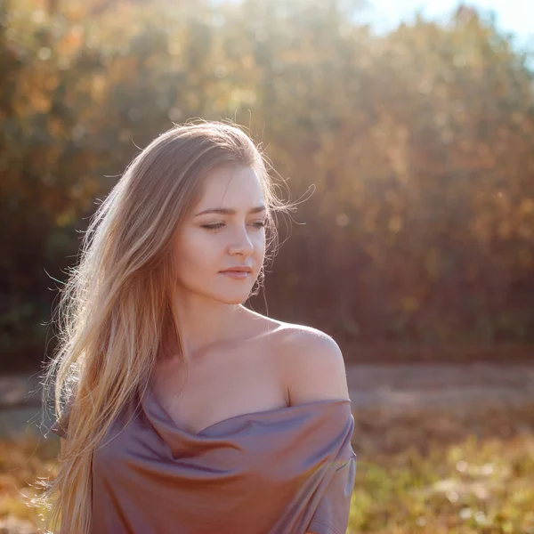 Atractiva mujer sensual posando en el parque en el soleado día de otoño . —  Fotos de Stock