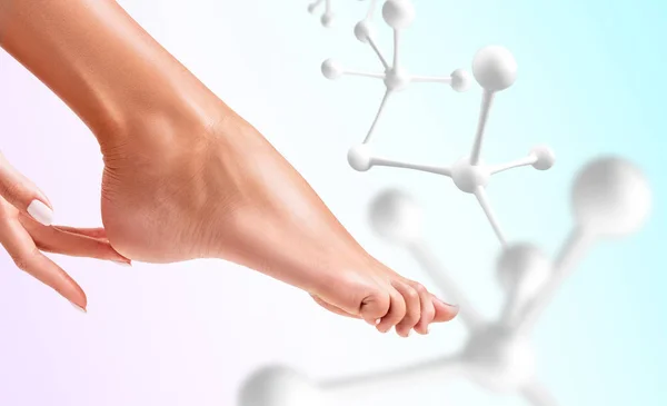 Hand aanraakt voet in de buurt van witte moleculen. — Stockfoto
