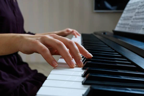 Jovem mulher tocando piano — Fotografia de Stock