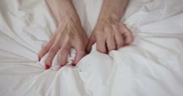 Mujer mano con sexo orgasmo en blanco cama . — Vídeos de Stock