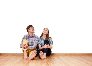 Parke zeminde oturan genç mutlu çift.