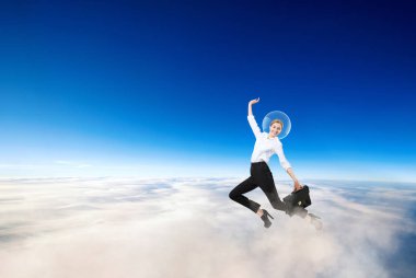 Stratosferde uçan kafaüzerinde uzay elbisesi içinde iş kadını.