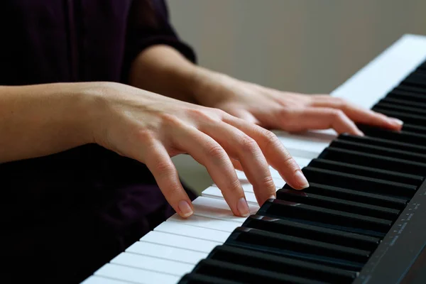Giovane donna che suona il pianoforte — Foto Stock
