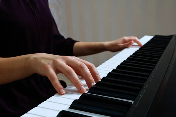 Giovane donna che suona il pianoforte — Foto Stock