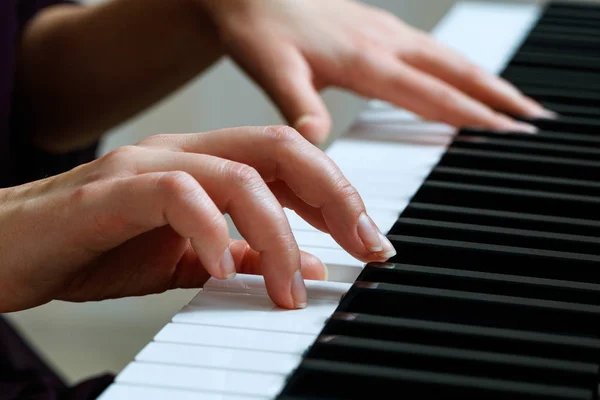 Jovem mulher tocando piano — Fotografia de Stock