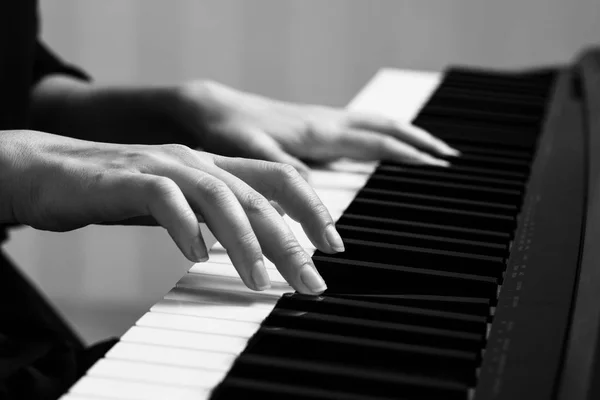 Giovane donna che suona il pianoforte — Foto Stock