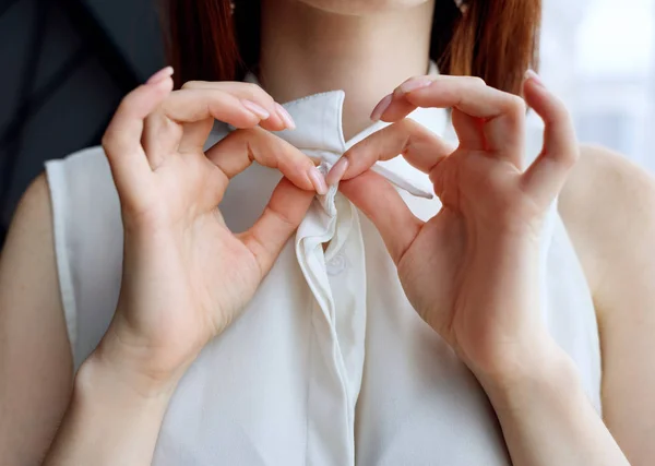 Onherkenbaar redhead vrouw unbuttoning witte blouse. — Stockfoto