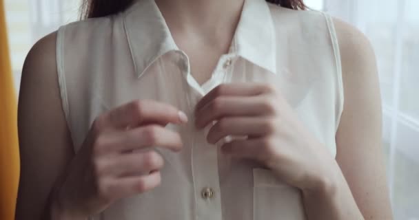 Onherkenbaar vrouw unbuttoning witte blouse thuis. — Stockvideo