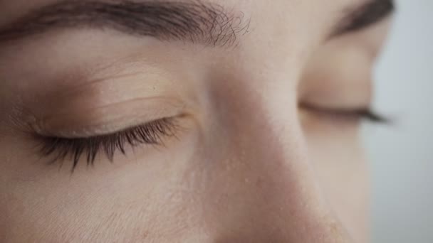 Vista da vicino sulla donna lampeggia e distoglie lo sguardo . — Video Stock