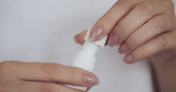 Ženská ruka otevřená bílá láhev. — Stock video