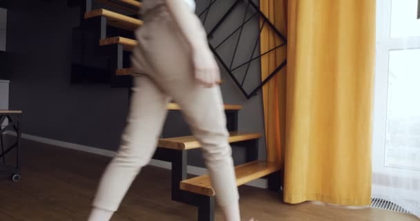 Vue sur femme se lève avec un livre au deuxième étage dans un appartement loft . — Video