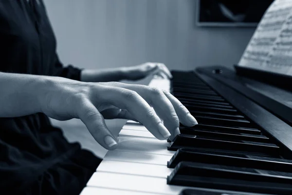 Jeune femme jouant du piano — Photo