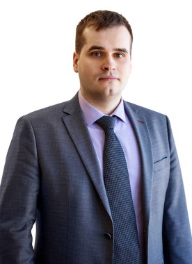 İri yarı genç iş adamı beyazların üzerinde yalnız poz veriyor..